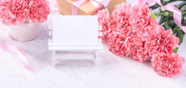 Tasarım konsepti - Mermer beyaz arka plan üzerinde karanfil Güzel demet, üst görünüm, kopya alanı, yakın, alay. Anneler günü hediye fikir ilham.