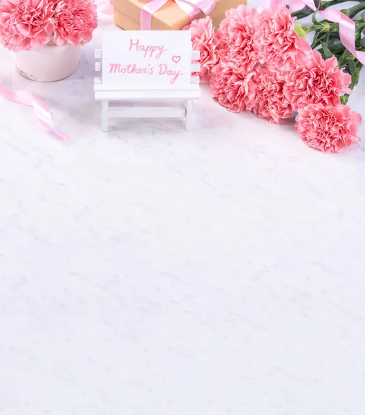 Tasarım konsepti - Mermer beyaz arka plan üzerinde karanfil Güzel demet, üst görünüm, kopya alanı, yakın, alay. Anneler günü hediye fikir ilham.