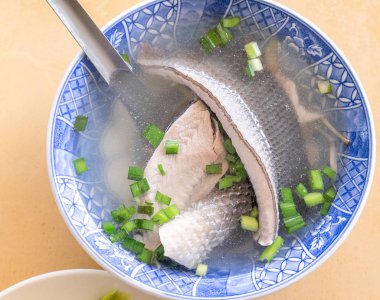 Milkfish cilt çorbası, Tainan farklı Tayvan incelik gıda. Sebze, üst görünüm, fotokopi alanı ile öğle yemeği veya kahvaltı için ünlü yemek seti, yakın
