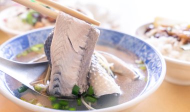 Milkfish cilt çorbası, Tainan farklı Tayvan incelik gıda. Sebze, üst görünüm, fotokopi alanı ile öğle yemeği veya kahvaltı için ünlü yemek seti, yakın