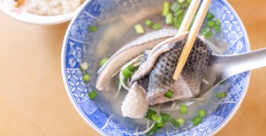 Milkfish cilt çorbası, Tainan farklı Tayvan incelik gıda. Sebze, üst görünüm, fotokopi alanı ile öğle yemeği veya kahvaltı için ünlü yemek seti, yakın