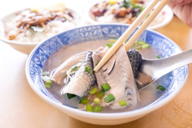 Milkfish cilt çorbası, Tainan farklı Tayvan incelik gıda. Sebze, üst görünüm, fotokopi alanı ile öğle yemeği veya kahvaltı için ünlü yemek seti, yakın
