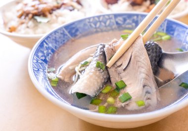 Milkfish cilt çorbası, Tainan farklı Tayvan incelik gıda. Sebze, üst görünüm, fotokopi alanı ile öğle yemeği veya kahvaltı için ünlü yemek seti, yakın