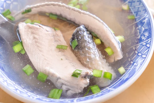 Zuppa di pelle di pesce latte, cibo prelibatezza Taiwan distintivo a Tainan. Pranzo o colazione con verdure, vista dall'alto, spazio per copiare, primo piano — Foto Stock
