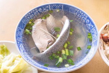 Milkfish cilt çorbası, Tainan farklı Tayvan incelik gıda. Sebze, üst görünüm, fotokopi alanı ile öğle yemeği veya kahvaltı için ünlü yemek seti, yakın