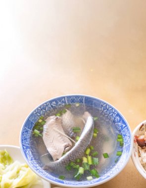 Milkfish cilt çorbası, Tainan farklı Tayvan incelik gıda. Sebze, üst görünüm, fotokopi alanı ile öğle yemeği veya kahvaltı için ünlü yemek seti, yakın
