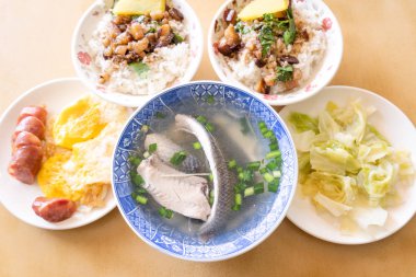 Milkfish cilt çorbası, Tainan farklı Tayvan incelik gıda. Sebze, üst görünüm, fotokopi alanı ile öğle yemeği veya kahvaltı için ünlü yemek seti, yakın
