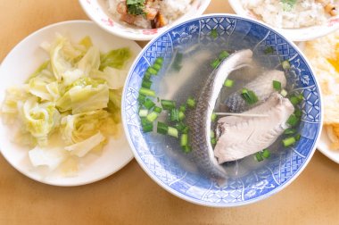 Milkfish cilt çorbası, Tainan farklı Tayvan incelik gıda. Sebze, üst görünüm, fotokopi alanı ile öğle yemeği veya kahvaltı için ünlü yemek seti, yakın