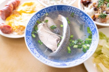 Milkfish cilt çorbası, Tainan farklı Tayvan incelik gıda. Sebze, üst görünüm, fotokopi alanı ile öğle yemeği veya kahvaltı için ünlü yemek seti, yakın