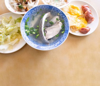 Milkfish cilt çorbası, Tainan farklı Tayvan incelik gıda. Sebze, üst görünüm, fotokopi alanı ile öğle yemeği veya kahvaltı için ünlü yemek seti, yakın