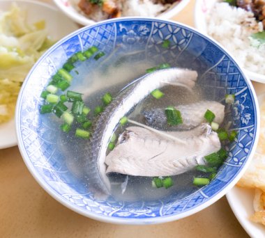 Milkfish cilt çorbası, Tainan farklı Tayvan incelik gıda. Sebze, üst görünüm, fotokopi alanı ile öğle yemeği veya kahvaltı için ünlü yemek seti, yakın