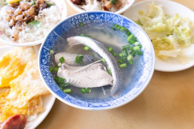 Milkfish cilt çorbası, Tainan farklı Tayvan incelik gıda. Sebze, üst görünüm, fotokopi alanı ile öğle yemeği veya kahvaltı için ünlü yemek seti, yakın