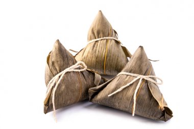 Zongzi, pirinç köftesi - Duanwu Ejderha Tekne Festivali 'nin ünlü yemek konsepti, kapan, kırpma yolu, kesilmiş, beyaz arka planda izole edilmiş