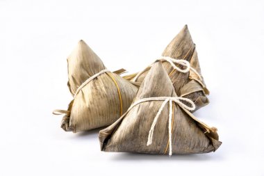 Zongzi, pirinç köftesi - Duanwu Ejderha Tekne Festivali 'nin ünlü yemek konsepti, kapan, kırpma yolu, kesilmiş, beyaz arka planda izole edilmiş