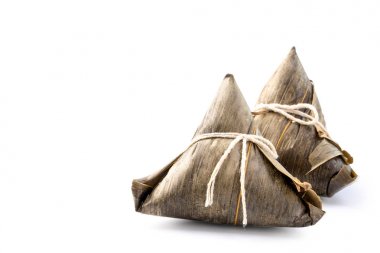 Zongzi, pirinç köftesi - Duanwu Ejderha Tekne Festivali 'nin ünlü yemek konsepti, kapan, kırpma yolu, kesilmiş, beyaz arka planda izole edilmiş