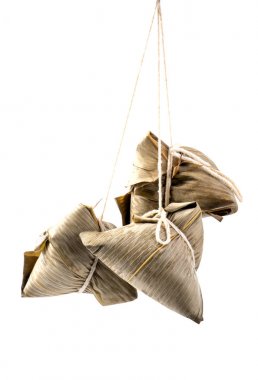 Zongzi, pirinç köftesi - Duanwu Ejderha Tekne Festivali 'nin ünlü yemek konsepti, kapan, kırpma yolu, kesilmiş, beyaz arka planda izole edilmiş