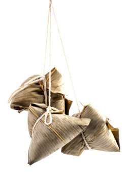 Zongzi, pirinç köftesi - Duanwu Ejderha Tekne Festivali 'nin ünlü yemek konsepti, kapan, kırpma yolu, kesilmiş, beyaz arka planda izole edilmiş