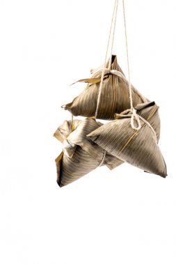 Zongzi, pirinç köftesi - Duanwu Ejderha Tekne Festivali 'nin ünlü yemek konsepti, kapan, kırpma yolu, kesilmiş, beyaz arka planda izole edilmiş