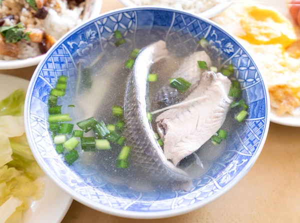 Milkfish Skin soep, kenmerkende Taiwan delicatesse eten in Tainan. Beroemde maaltijd set voor lunch of ontbijt met groente, bovenaanzicht, kopieer ruimte, close-up — Stockfoto