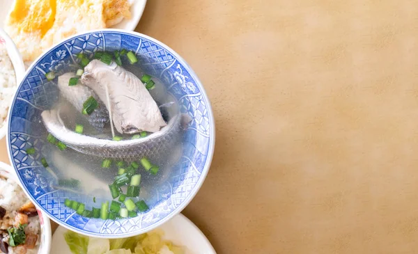 Milkfish Skin soppa, distinkt Taiwan delikatess mat i Tainan. Berömd måltid för lunch eller frukost med grönsak, topputsikt, kopierings utrymme, närbild — Stockfoto