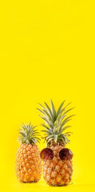 Yaratıcı ananas güneş gözlüğü ve kabuk sarı arka plan, yaz tatili plaj fikir tasarım desen izole ile arıyor, kopya alanı yakın