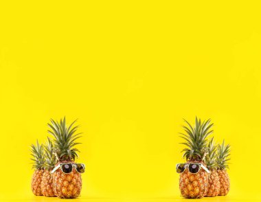 Yaratıcı ananas güneş gözlüğü ve kabuk sarı arka plan, yaz tatili plaj fikir tasarım desen izole ile arıyor, kopya alanı yakın