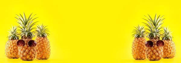 Abacaxi criativo olhando para cima com óculos de sol e concha isolada no fundo amarelo, verão férias praia ideia design padrão, espaço cópia de perto — Fotografia de Stock