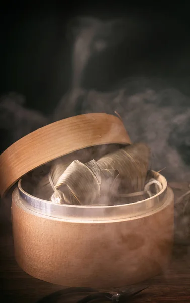 Zongzi, gedämpfte Reisknödel im Dampfgarer auf Holztisch, berühmtes leckeres Essen im Drachenboot-Festival Duanwu Design-Konzept, Nahaufnahme, Kopierraum. — Stockfoto