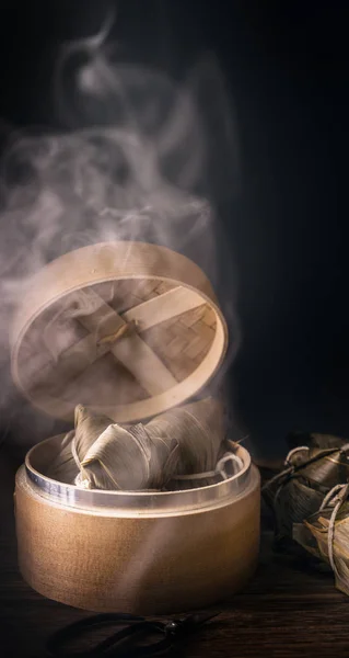 Zongzi, gestoomde rijst dumplings in stoomboot op houten tafel, beroemde smakelijke gerechten in draak boot festival duanwu ontwerp concept, close-up, kopieer ruimte. — Stockfoto