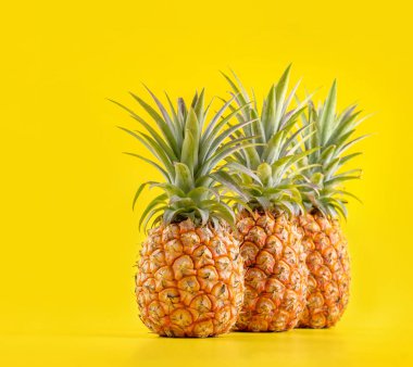 Parlak sarı arka plan izole güzel taze ananas, yaz mevsim meyve tasarım fikir desen kavramı, kopya alanı, yakın