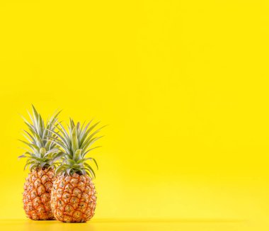 Parlak sarı arka plan izole güzel taze ananas, yaz mevsim meyve tasarım fikir desen kavramı, kopya alanı, yakın