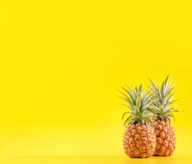 Parlak sarı arka plan izole güzel taze ananas, yaz mevsim meyve tasarım fikir desen kavramı, kopya alanı, yakın