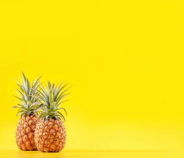 Свежее сосновое яблоко на ярко-желтом фоне, концепция дизайна летних фруктов, пространство для копирования, крупный план — стоковое фото