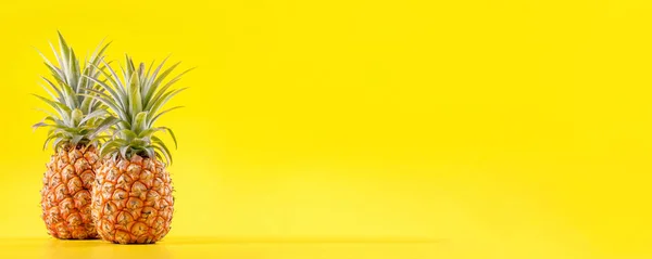 Свежее сосновое яблоко на ярко-желтом фоне, концепция дизайна летних фруктов, пространство для копирования, крупный план — стоковое фото