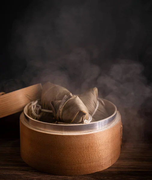 Zongzi, albóndigas de arroz al vapor en el vapor en la mesa de madera, famosa comida sabrosa en el festival de barco de dragón concepto de diseño duanwu, de cerca, espacio de copia . — Foto de Stock
