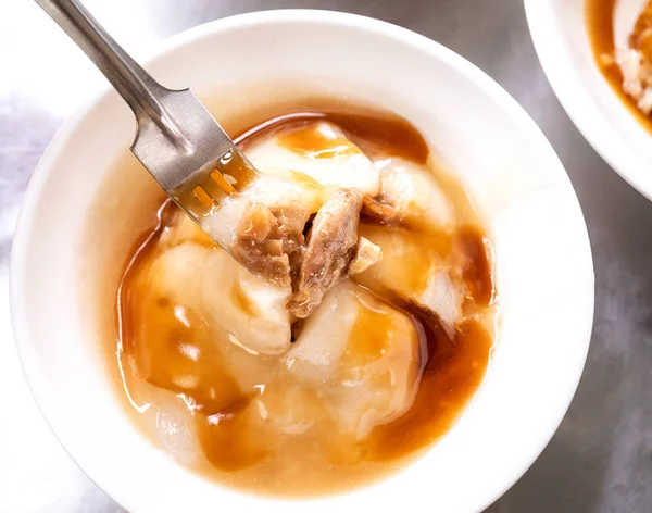 Bawan (ba WAN), tajwańskich Meatball delikatność, pyszne jedzenie ulicy, smażone skrobi owinięte okrągłe pierożki z wieprzowiną wewnątrz, zbliżenie, przestrzeń kopiowania — Zdjęcie stockowe