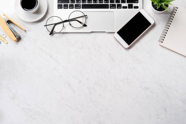 İş finansal tasarım konsepti, akıllı telefon ile mermer beyaz ofis masa masa üst görünümü, mockup kredi kartı, sikke, dizüstü bilgisayar, düz yatıyordu, kopyalama alanı