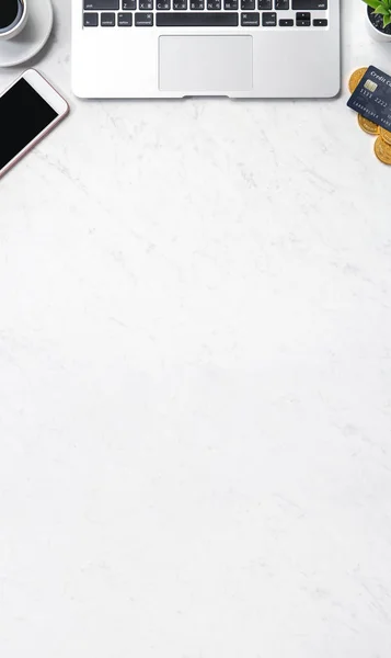 Concepto de diseño financiero de negocios, mármol blanco mesa escritorio vista superior con teléfono inteligente, tarjeta de crédito maqueta, monedas, ordenador portátil, disposición plana, espacio de copia — Foto de Stock