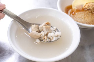 Dört tonik çorbası, dört malzemebitki lezzet çorbası. Job gözyaşları, domuz bağırsakları, yakın, kopya alanı ile Tayvanlı lezzetli sokak gıda incelik