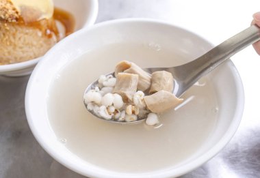 Dört tonik çorbası, dört malzemebitki lezzet çorbası. Job gözyaşları, domuz bağırsakları, yakın, kopya alanı ile Tayvanlı lezzetli sokak gıda incelik