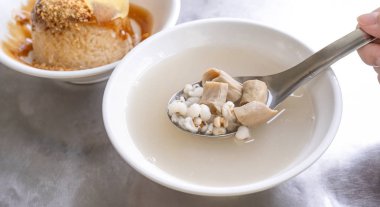 Dört tonik çorbası, dört malzemebitki lezzet çorbası. Job gözyaşları, domuz bağırsakları, yakın, kopya alanı ile Tayvanlı lezzetli sokak gıda incelik