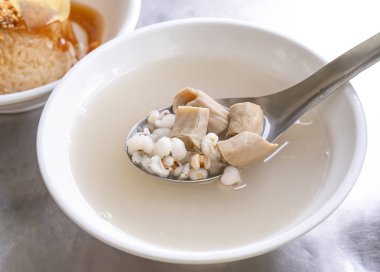 Dört tonik çorbası, dört malzemebitki lezzet çorbası. Job gözyaşları, domuz bağırsakları, yakın, kopya alanı ile Tayvanlı lezzetli sokak gıda incelik