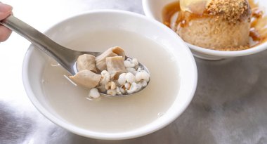 Dört tonik çorbası, dört malzemebitki lezzet çorbası. Job gözyaşları, domuz bağırsakları, yakın, kopya alanı ile Tayvanlı lezzetli sokak gıda incelik