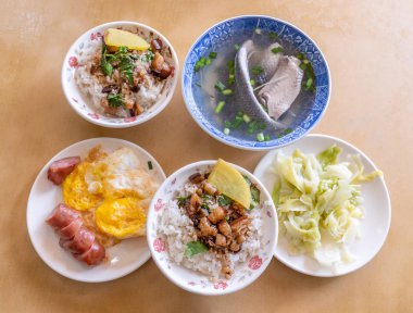 Pirinç üzerinde kızarmış domuz eti - Tayvan ünlü geleneksel sokak gıda incelik. Pirinçte soya haşlanmış domuz eti. Seyahat tasarım konsepti. Üstte görüntüle,kopya alanı,kapat