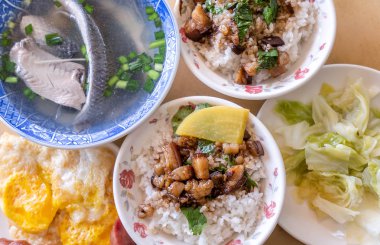 Pirinç üzerinde kızarmış domuz eti - Tayvan ünlü geleneksel sokak gıda incelik. Pirinçte soya haşlanmış domuz eti. Seyahat tasarım konsepti. Üstte görüntüle,kopya alanı,kapat