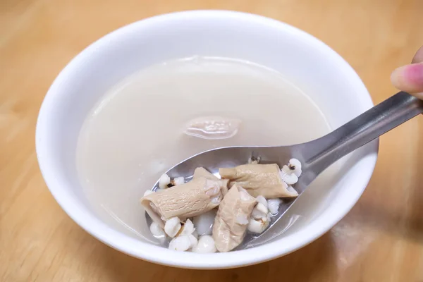 Négy tonik leves, négy összetevő gyógynövény íz leves. Tajvani finom utcai étel csemege a Job könnyek, sertés belek, közelről, másolási tér — Stock Fotó