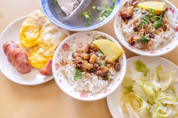 Daging babi rebus di atas nasi - makanan jalanan terkenal di Taiwan. Daging babi yang direbus kedelai pada nasi. Konsep desain perjalanan. Tampilan atas, ruang penyalinan, tutup — Stok Foto