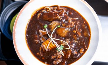 Jajangmyeon, jjajangmyeon, kızarmış soslu erişte, kore siyah fasulye ezmesi sos ile lezzetli kore geleneksel erişte mutfağı, yakın çekim, kopya alanı