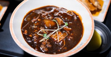 Jajangmyeon, jjajangmyeon, kızarmış soslu erişte, kore siyah fasulye ezmesi sos ile lezzetli kore geleneksel erişte mutfağı, yakın çekim, kopya alanı