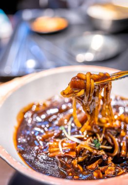 Jajangmyeon, jjajangmyeon, kızarmış soslu erişte, kore siyah fasulye ezmesi sos ile lezzetli kore geleneksel erişte mutfağı, yakın çekim, kopya alanı